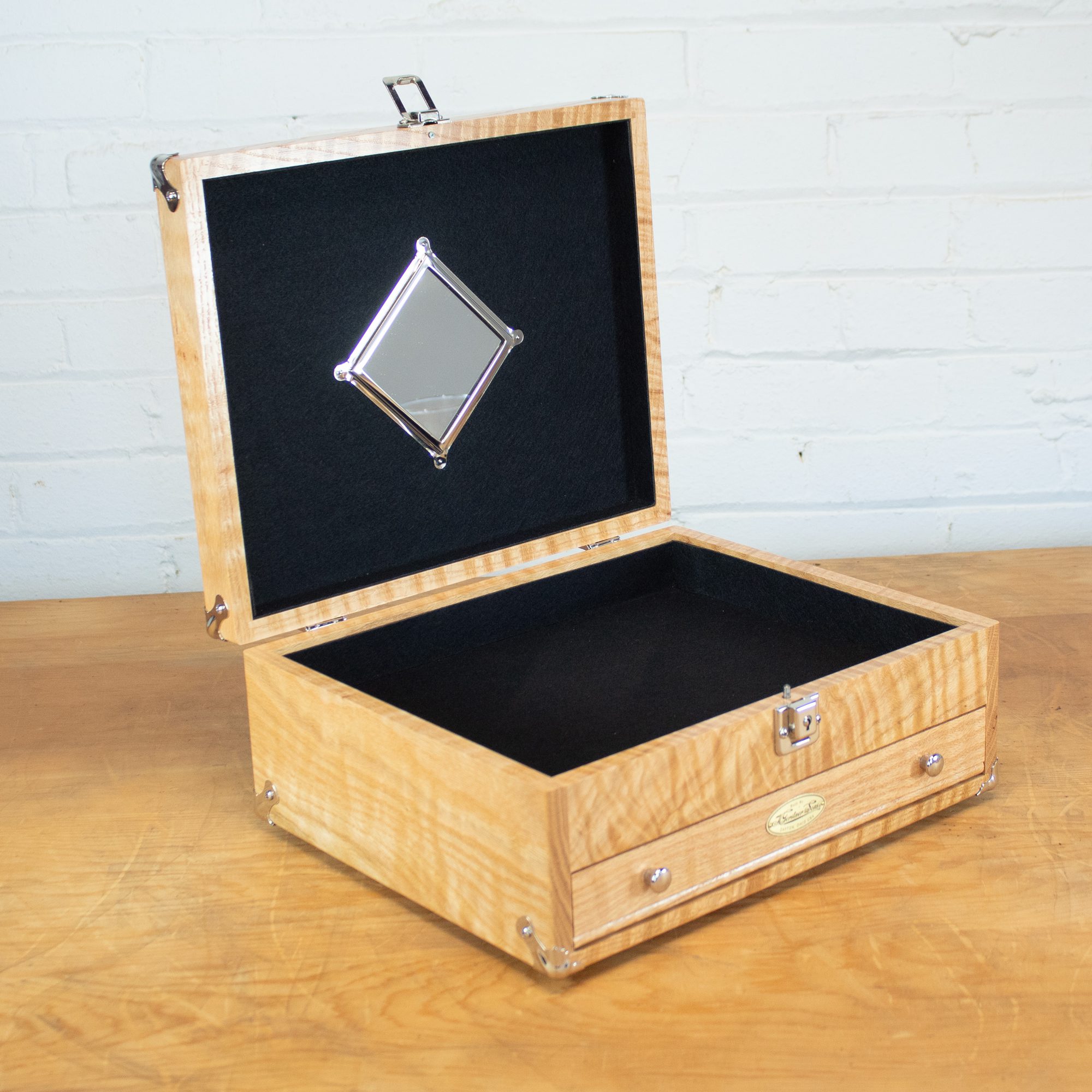 1401 Curly Red Oak Open With Black Felt 1401 Curly Red Oak Open With Black Felt